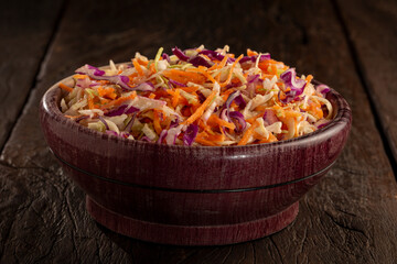 Coleslaw salad with white cabbage, red cabbage and sliced ​​carrots.