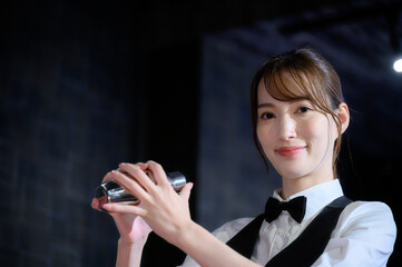 美女のバーテンダー　シャイカー付き　クローズアップ
