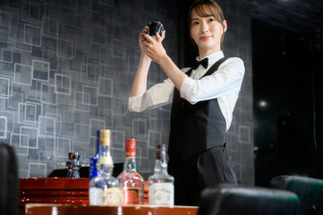 美女のバーテンダー　シェイカー
