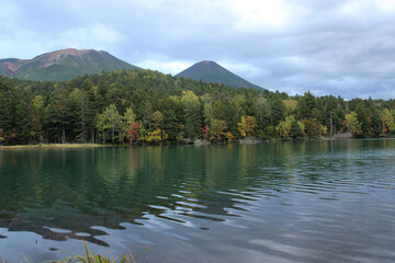 初秋の湖　オンネトー湖