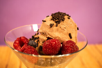 helado de chocolate con frutos rojos