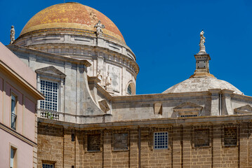 ciudad costera blanca  española e historica  de Cadiz