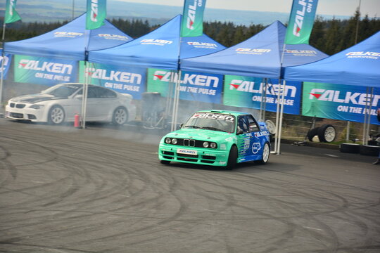 Oldtimer BMW e30 M3 im Falken-Design driftet um Pilonen bei einer Driftshow auf dem N&uuml;rnburgring, N&uuml;rburg, Deutschland 14.04.2018