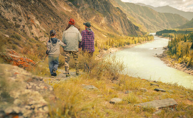 Fototapeta na wymiar family walking in the mountains