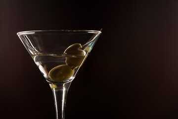 Copa de Martini con espacio para texto sobre fondo negro. Bebida alcohólica