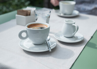 czarne espresso w białej filiżance