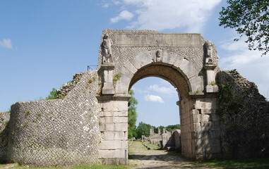 Fototapeta na wymiar Porta Bojano a Sepino (CB, Italia) - Bojanus door at Saepinum (Italy)
