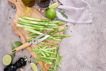 Foto op Plexiglas Green organic natural Asparagus on wooden cutting board at kitchen table © Anatoly Repin