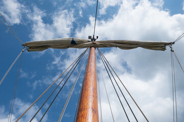Obraz premium Shipmast of the Kamper Kogge in Kampen, Overijssel province, The Netherlands 