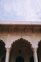 Zabytkowy budynek w Indiach, Agra fort, czerwone marmurowe mury, perskie zdobienia. - obrazy, fototapety, plakaty