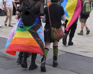 Junge Leute mit Regenbogenfahne beim Christopher Street Day