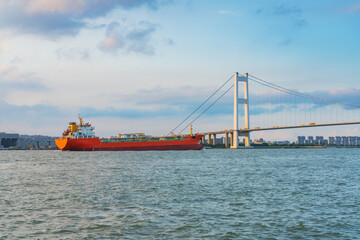 Naklejka premium Jiangyin Yangtze River Bridge and cargo ships and Yangtze River scenery in Jiangyin, China