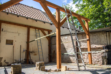 Carport mit Holzbalken und Kopfbänder errichten