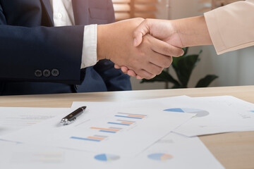 Obraz premium Business man and woman do handshaking agreement contact success