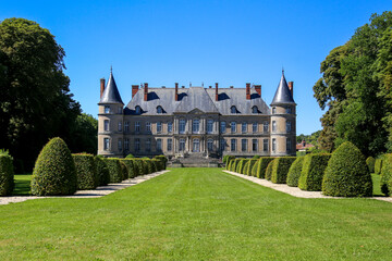 Fototapeta na wymiar Le château d’Haroué aussi appelé château des Beauvau-Craon, dans le village d’Haroué, en Meurthe-et-Moselle (Lorraine). Il compte 365 fenêtres, 52 cheminées, 12 tours, 4 ponts.