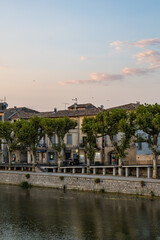 Bâtiments le long de l'Allée Frédéric Mistral de Sommières, au bord du Vidourle, au coucher du soleil