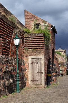 mittelalterliche stra&szlig;e in zons