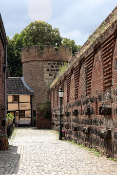 kr&ouml;tschenturm in zons