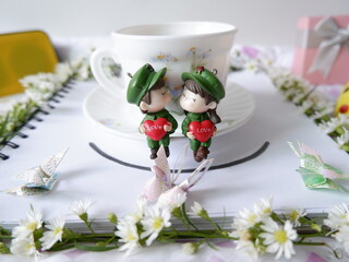 Nice atmosphere, beautiful white light is decorated with coffee art in the morning with flowers, butterflies and love dolls.