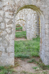 Fototapeta na wymiar arches de pierre avec de l'herbe