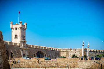 ciudad costera blanca española e historica de Cadiz	
