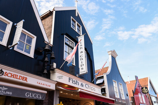 Volendam, Países Bajos ; 07 26 2022: detalle de la fachada de un restaurante de 'Fish and Chips' en el paseo marítimo de Volendam