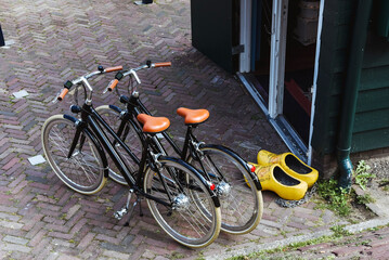 Dos bicicletas junto a dos zapatos típicos neerlandeses. Concepto de calzado típico holandés....
