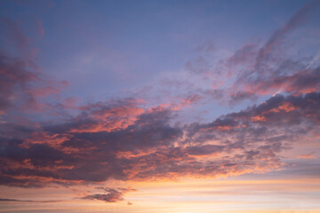 Fototapeta premium Sky with red-colored clouds