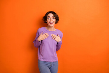 Obraz premium Photo of charming impressed lady wear violet sweatshirt arms chest empty space isolated orange color background
