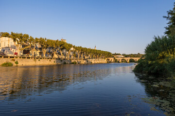 Fototapeta na wymiar Pont romain de Sommières traversant le Vidourle au coucher du soleil