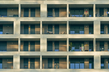Fototapeta na wymiar Edificio moderno con ventanas y objetos domésticos con luz de día