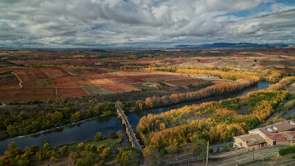 Impresionante paisaje de otoño en La Rioja