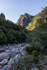 Vue sur les montages autour des Gorges de l'Héric peu après le lever du soleil