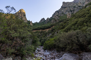 Vue sur les montages autour des Gorges de l'Héric peu après le lever du soleil