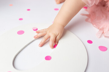 Obraz na płótnie Canvas the child's hands reach for the confetti. small hands