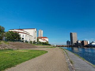 Obraz premium 快晴の宝塚 宝来橋付近から見る大劇場と宝塚観光ダム