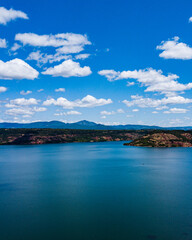 Vue aérienne du Lac du Salagou, occitanie, France. avec reflet saur l'eau et nuage sur un ciel bleu
