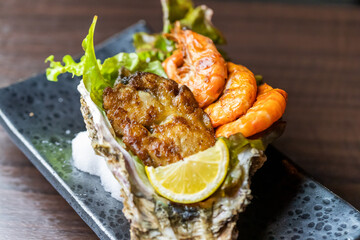 岩牡蠣と海老のバター焼き