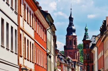 Obraz premium Heidelberg, Altstadtgasse mit Heiliggeistkirche