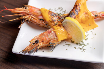 海老とチーズとバジルの串焼き