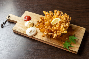 玉葱の丸ごと揚げ