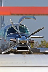 Propellerflugzeug bei der Arbeit © Peter