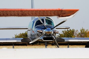 Propellerflugzeug bei der Arbeit © Peter