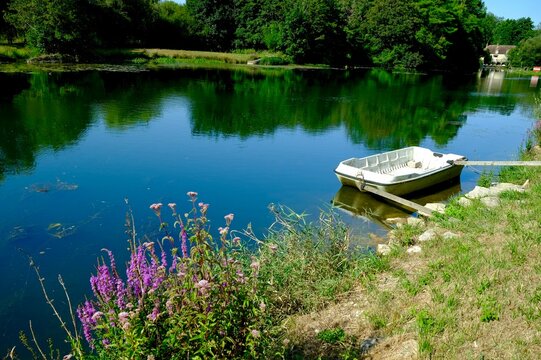 Barque Sur Canal Du Nivernais