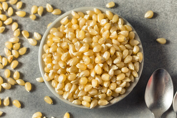 Dry Organic White Popcorn Kernels