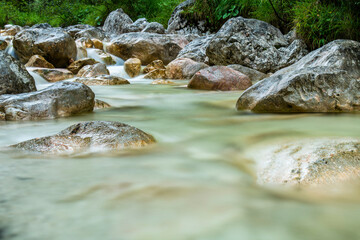 Fototapeta na wymiar Flusslauf zwischen Felsen