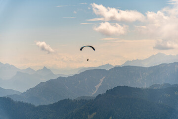 alpines Panorama mit Gleischirmflieger