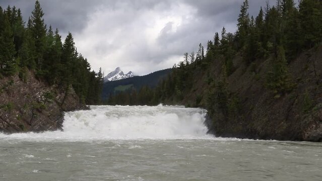 La rivi&egrave;re Bow est une rivi&egrave;re &agrave; Banff en Alberta	