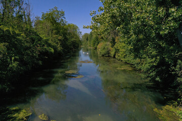 Fototapeta na wymiar view on the waterway of Bray sur Seine