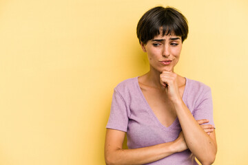 Obraz premium Young caucasian woman with a short hair cut isolated looking sideways with doubtful and skeptical expression.